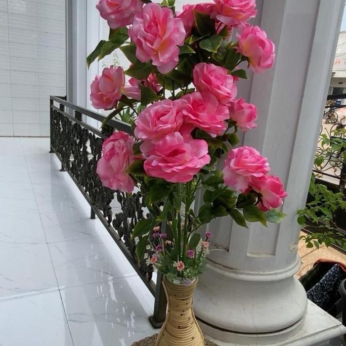 Flwr- Bunga Sudut Mawar Mekar Jumbo 20 Kuntum Artificial Satu Set Pot Rotan