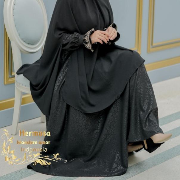 (Terbaru) [Gamis Hermosa] Gamis Embos Hermosa Motif Flower Warna Hitam Manset Renda-Gamis Syari Mans