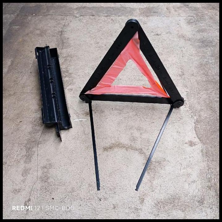 TERLARIS KESELAMATAN SEGITIGA PENGAMAN DARURAT EMERGENCY KIT WARNING TRIANGLE MERCEDES-BENZ MERCY A1