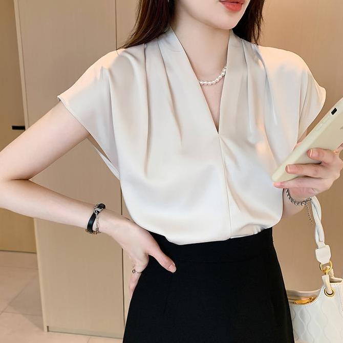 Atasan Wanita Satin V-Neck Blus Lengan Pendek Gaya Korea, Cocok untuk Kantor