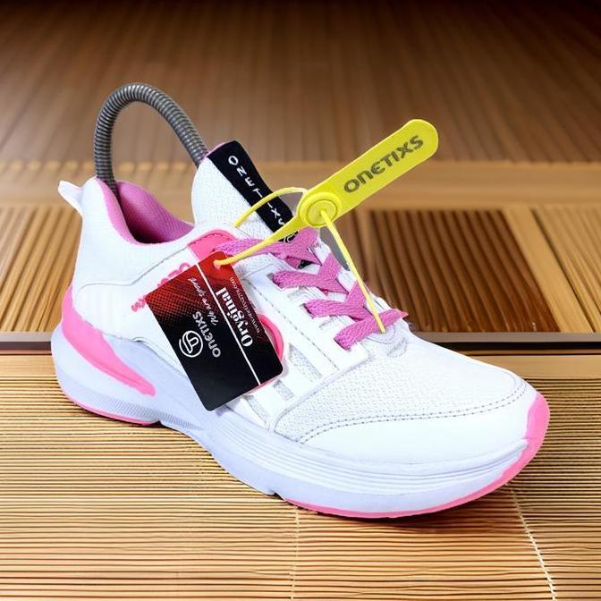 sepatu lari wanita onetixs produk lokal brand Outdoor Running