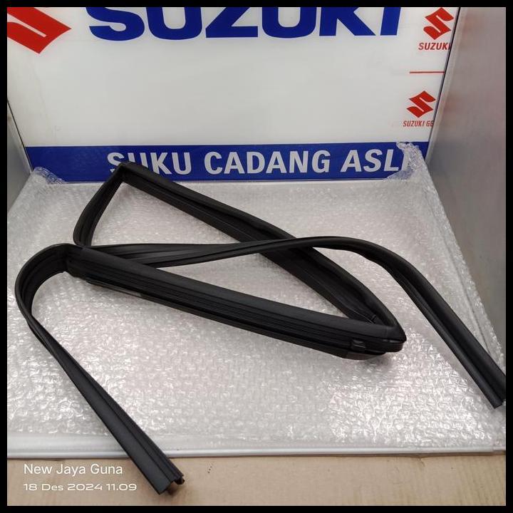 GRATIS ONGKIR 83671-63J12 KARET CHANEL/RUN FRONT DOOR GLASS KANAN BELAKANG SWIFT