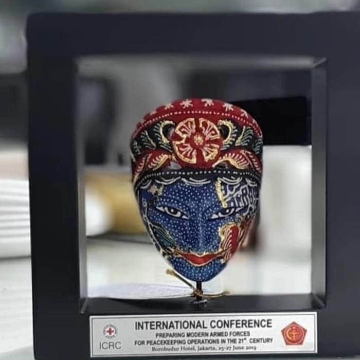 TERBARU Souvenir Topeng Motif Batik Topeng Kayu Topeng Stand Frame