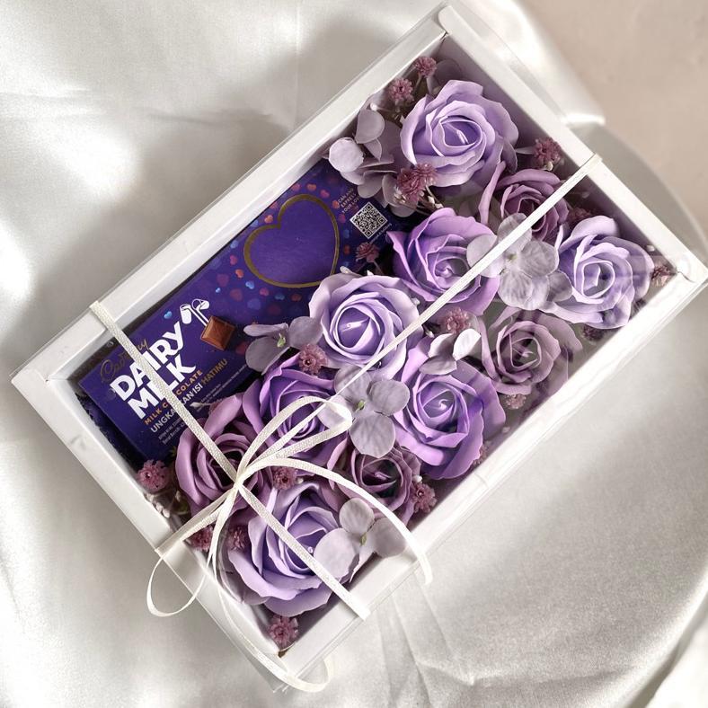 [Hello.Missflorist] Box Hadiah Coklat Dengan Bunga Sabun (Soap Flowers)/ Bloom Box Hadiah Valentine 