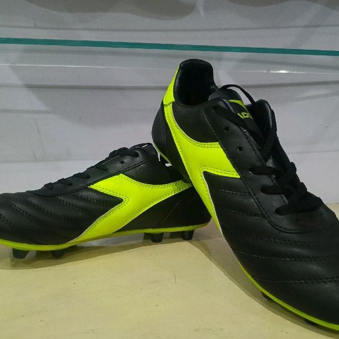 Sepatu bola diadora kulit asli Nyaman