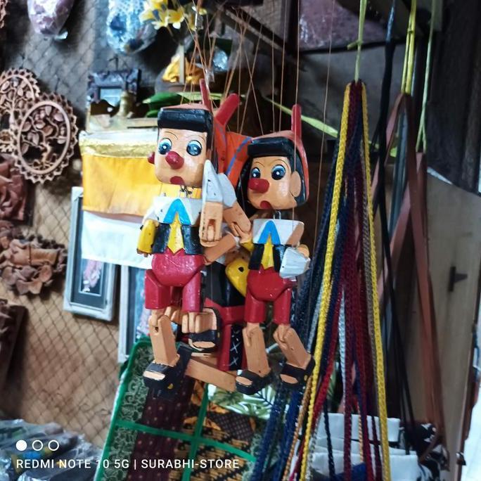 ] Boneka kayu pinokio digantung