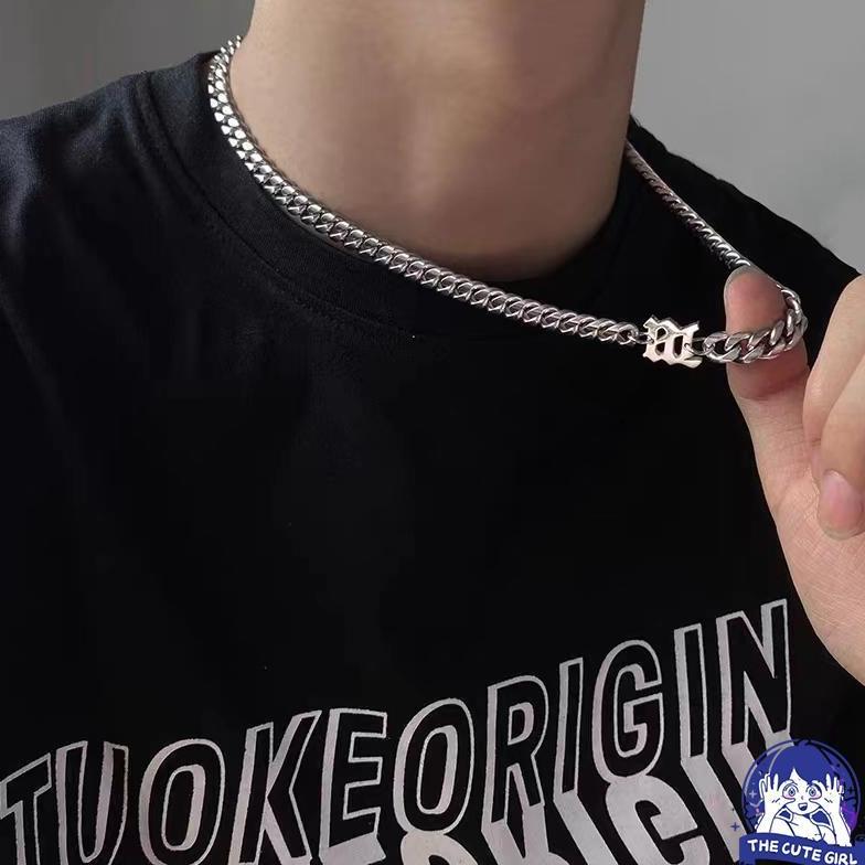 FAVORIT Kalung Pria Titanium Steel - Model Rantai Kuba dengan Pendant Huruf M, Desain Simple & Keren