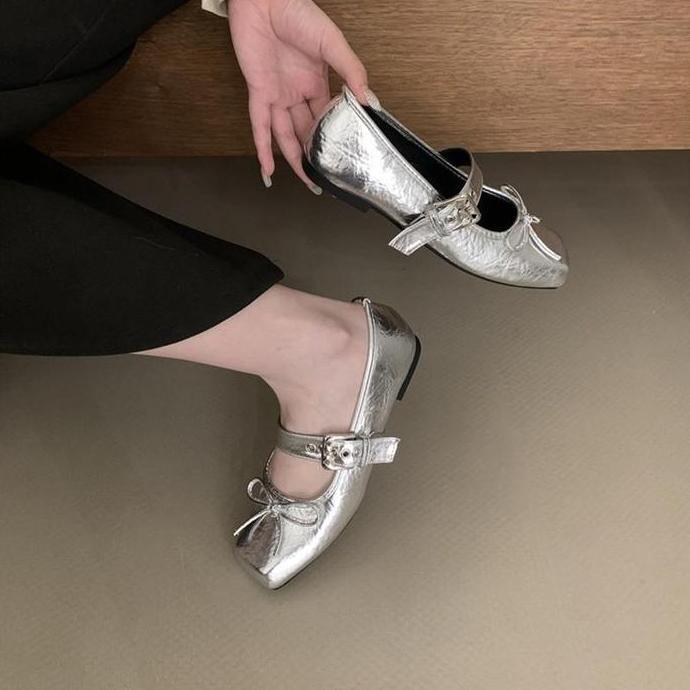 Atikota Sepatu Wanita Fashion Flat Shoe Ladies Retro Buckle Single Shoes Outdoor dengan Desain Polos