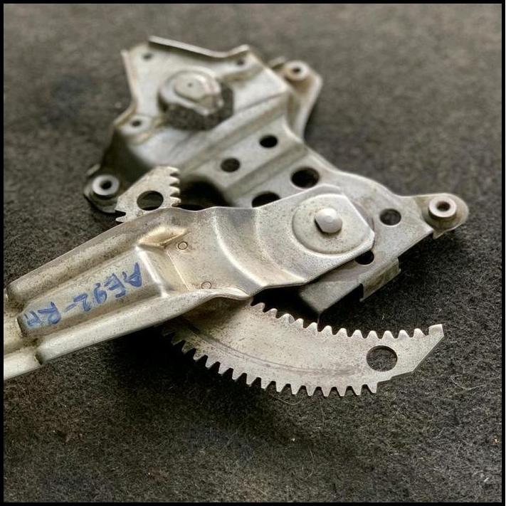 TERBARU REGULATOR POWER WINDOW PINTU BELAKANG KANAN (RH) TOYOTA COROLLA TWINCAM AE92 ORIGINAL COPOTA