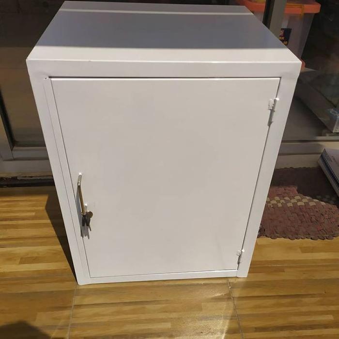 Lemari narkotika 2 pintu/lemari pisitropika