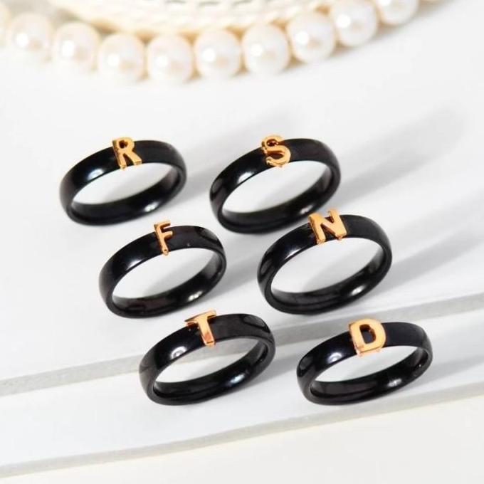 Schmiewen- Cincin Keramik Fashion Emas Huruf Semua Abjad - Cincin Emas Inisial Nama - Toko Emas Gadj