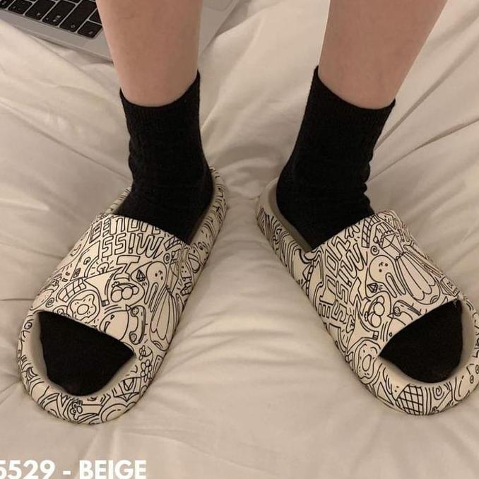 DI31 - SANDAL WANITA PRIA MOTIF GRAFITI KEKINIAN KEREN MALL SANTAI BAHAN RUBBER  5529