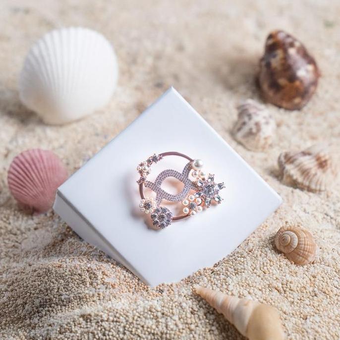 Wearing Klamby - Giana Brooch PS