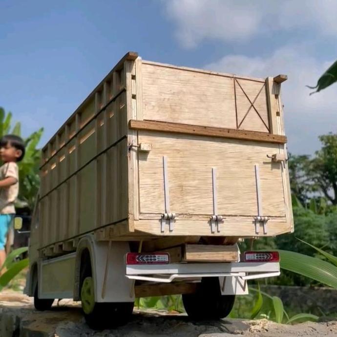 Miniatur Truk Canter Skala 12 Mika Kabin, Lampu Hidrolik, Ban Spon Free Weldop, Tinggal Ngecat - Toy