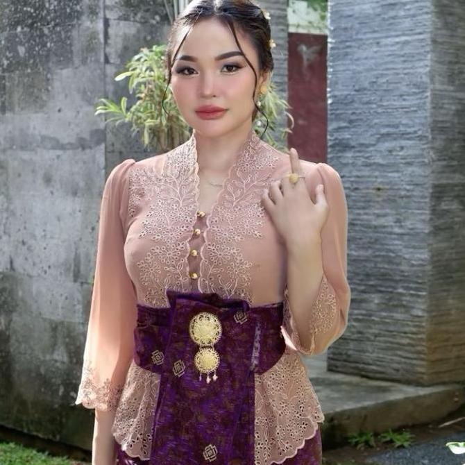 Kebaya Jadi Bordir Kancing Mutiara Lonceng
