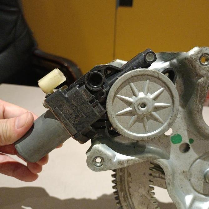 Dinamo Regulator Kaca Pintu Depan Kiri Calya Sigra Original Bekas