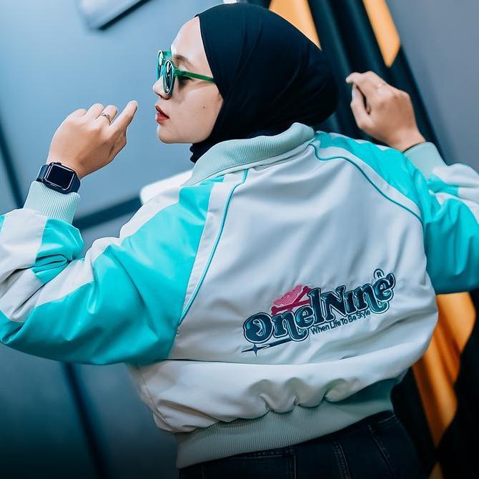 Oneonenine Jaket Crop Eva Mint Green - Jaket Varsity Wanita