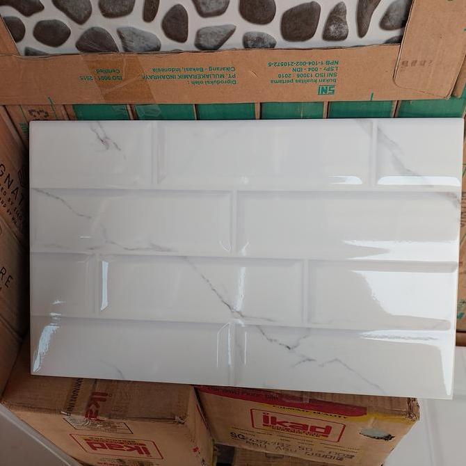 KERAMIK 25X40 bevel putih marble / keramik 25x40 bata marbel glossy