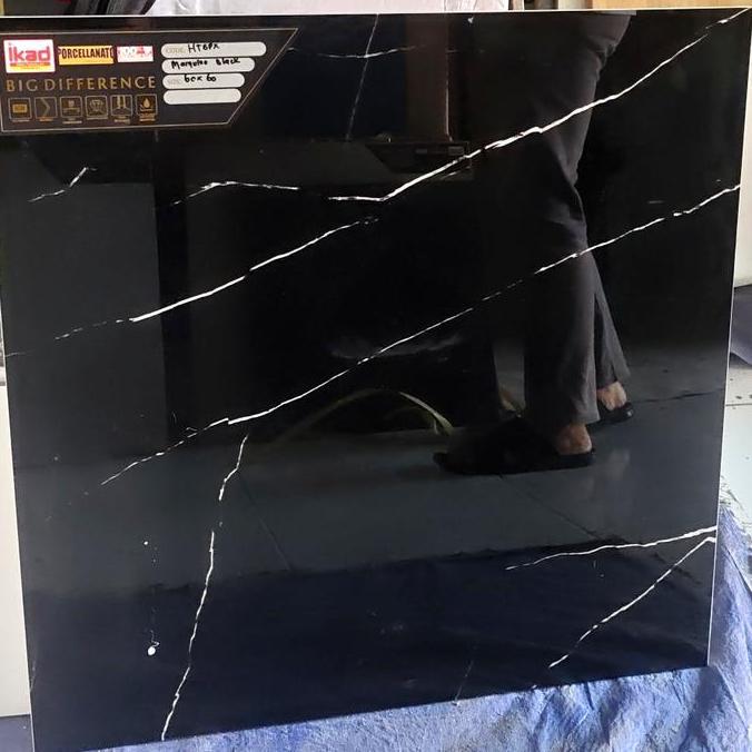 GRANIT 60X60 HITAM MOTIF MARMER SALUR PUTIH