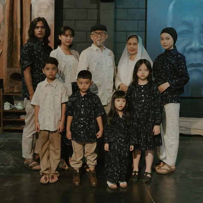 Ragam Bentala - Terikat Kebaya Encim - Selaras Langit - Kebaya Tradisional Wanita Biru Navy