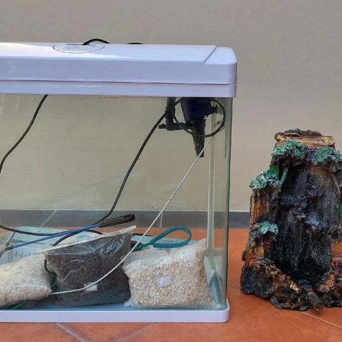 Akuarium ikan mini dgn lampu LED dan filter, hardscape waterfall dan batu-batuan aquascape