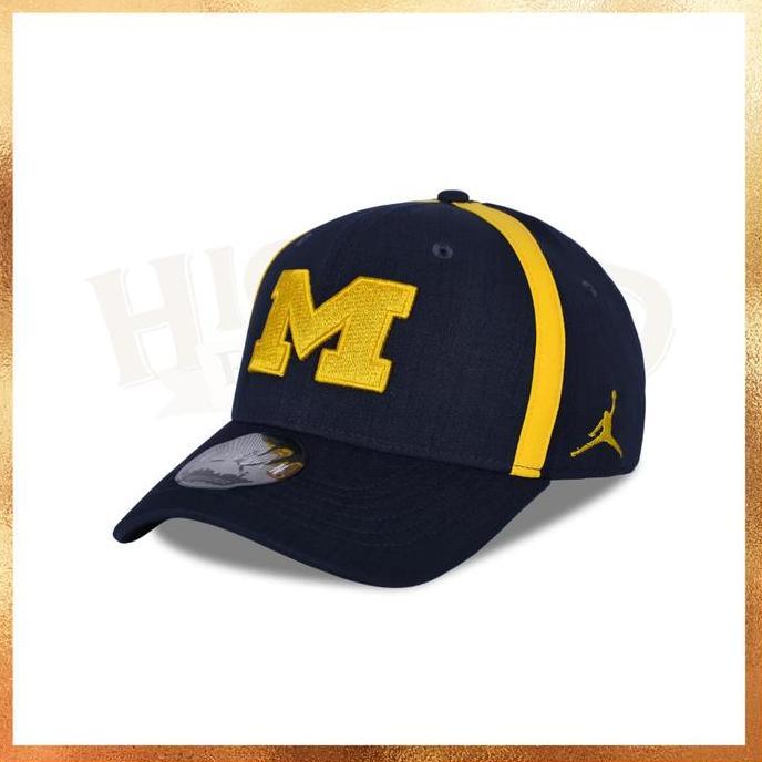 Topi Air Jordan Team Michigan Wolverines Arrowbills Dry-Fit Hat