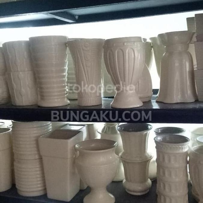 vas keramik putih / vas bunga