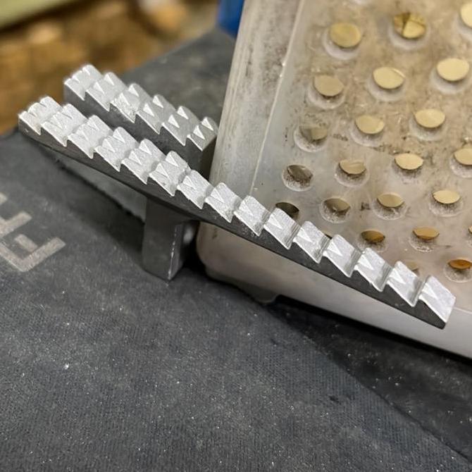 Ready Feed Dog Mesin Jahit Obras Karpet/Carpet