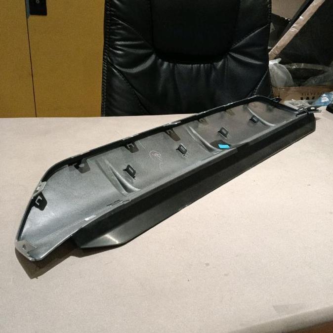 Garnish Bemper Bumper Belakang Bawah Silver Yaris Cross Hybrid 2023 2024 2025 Original Baru