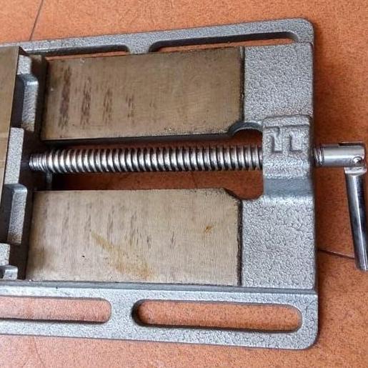 RAGUM Alat penjepit dudukan tapak mesin Bor Ragum Catok Besi ukuran 6"