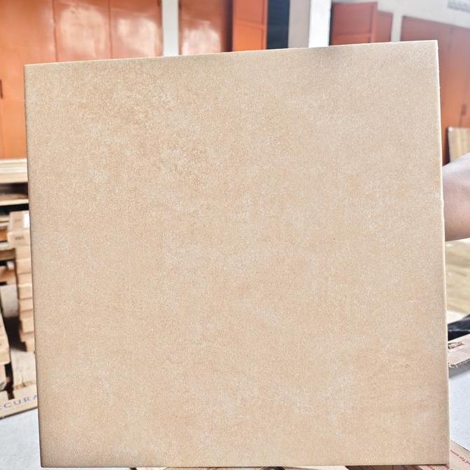 KERAMIK 40X40 CONCRETE BEIGE MULIA / KERAMIK 40X40 CREAM MATT KASAR