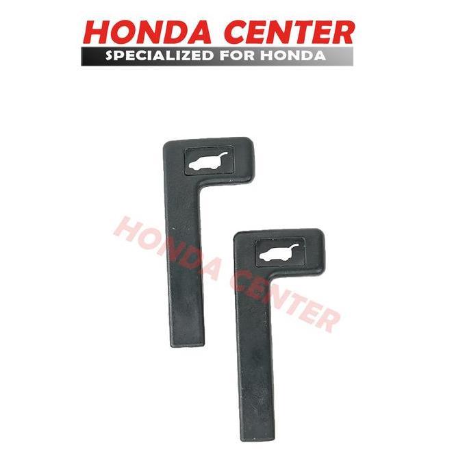 Tuas knob pembuka kaca pintu bagasi belakang brio 2014 2015 2016 2017