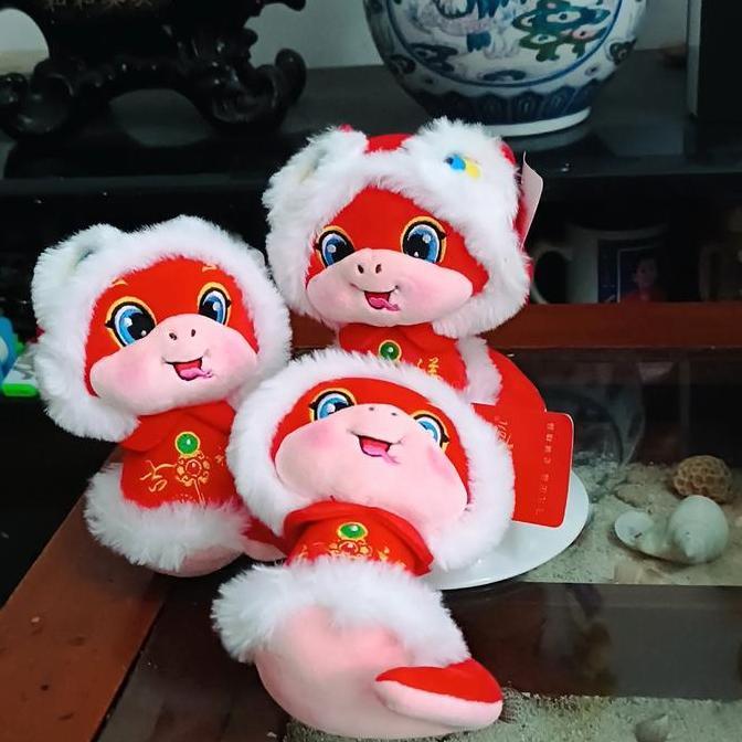 Boneka shio naga imlek 2025