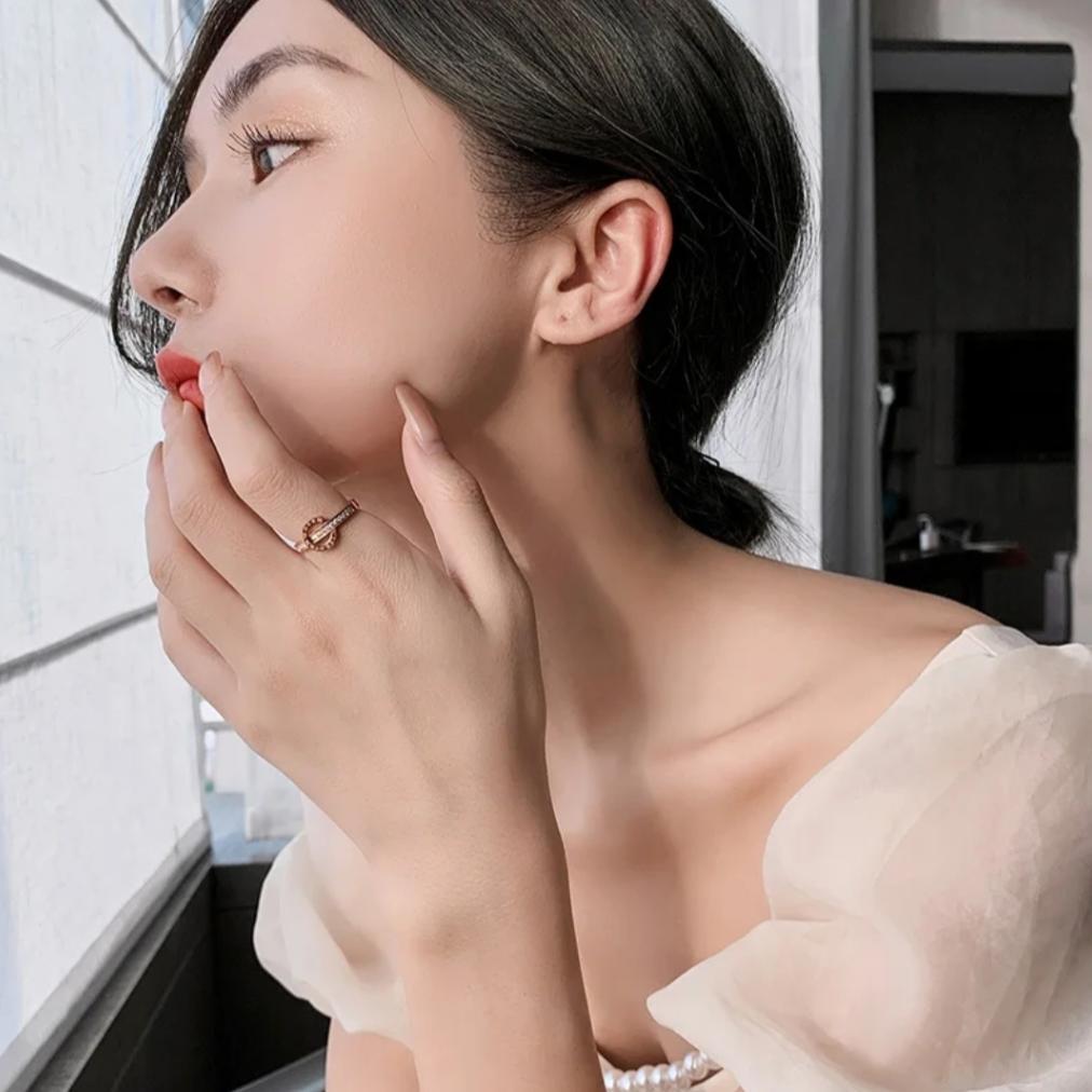 Cute- Cincin Titanium Model Huruf Romawi Ring Kristal Artifisial