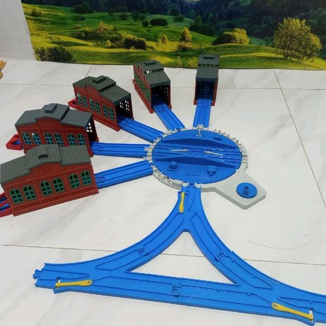 Tomy - Plarail Thomas Engine Sheds & Large Turntable Set