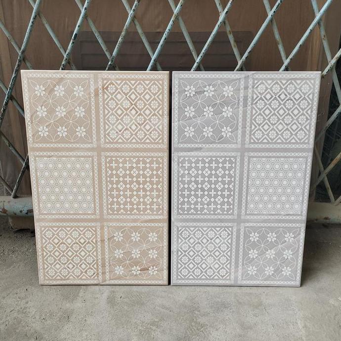 KERAMIK DINDING 25X40 GLOSSY KOTAK MOTIF BATIK CREAM - ABU