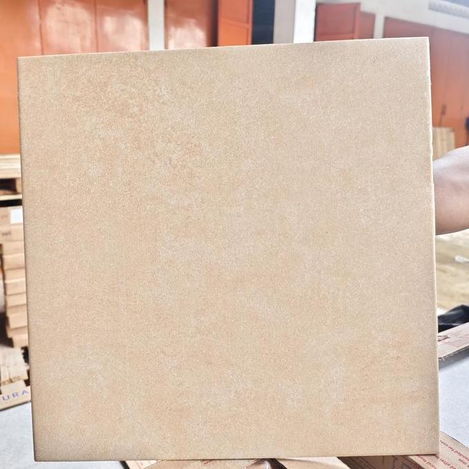 KERAMIK 40X40 CONCRETE BEIGE MULIA / KERAMIK 40X40 CREAM MATT KASAR