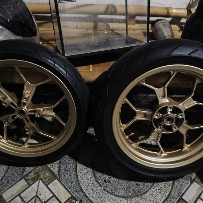 Velg tapak lebar v-rossi PNP yamaha r15 mt15 vixion Depan 3 inch double disk. Belakang 4,5inch Ban d