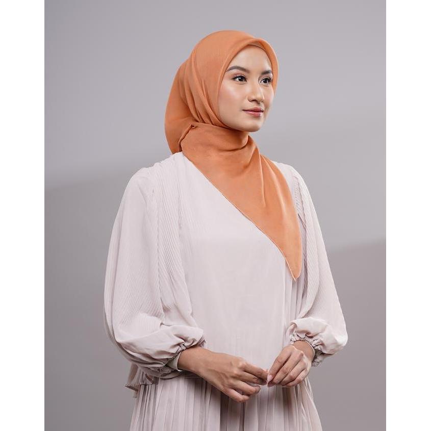 Plain Paris naPocut (Segi Empat) Jilbab Simple