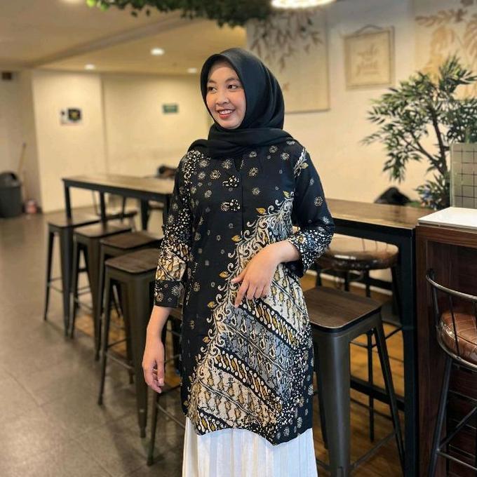 Busananew- Batik Tunik Wanita Kerja Qistina Batik Bahan Katun Model Kancing Depan Motif Hitam Bunga