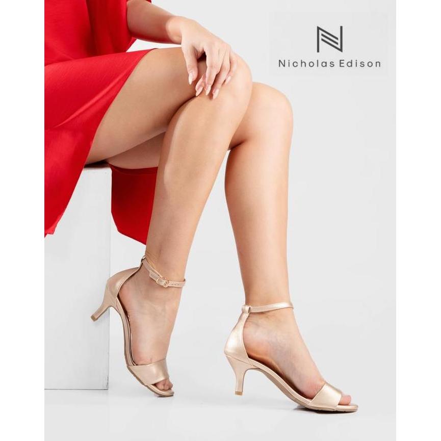 Nicholas Edison Heels Riesa 2 Sepatu Peep toe Hak Tinggi Sedang Tali Kait Emas Pesta