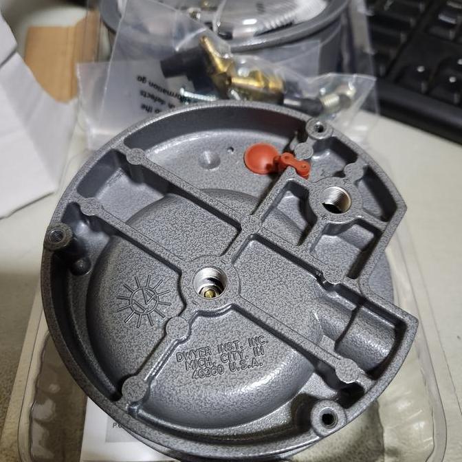 Magnehelic Dwyer 0-1 kilopascals. Dwyer 0-1 kilopascals.