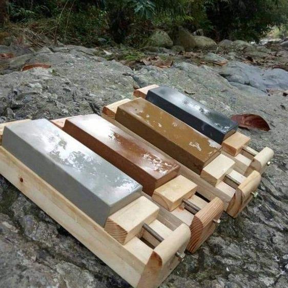 Dudukan Batu Asah Bantalan Alas Pengasah Tatakan Batu Asahan Wungkal