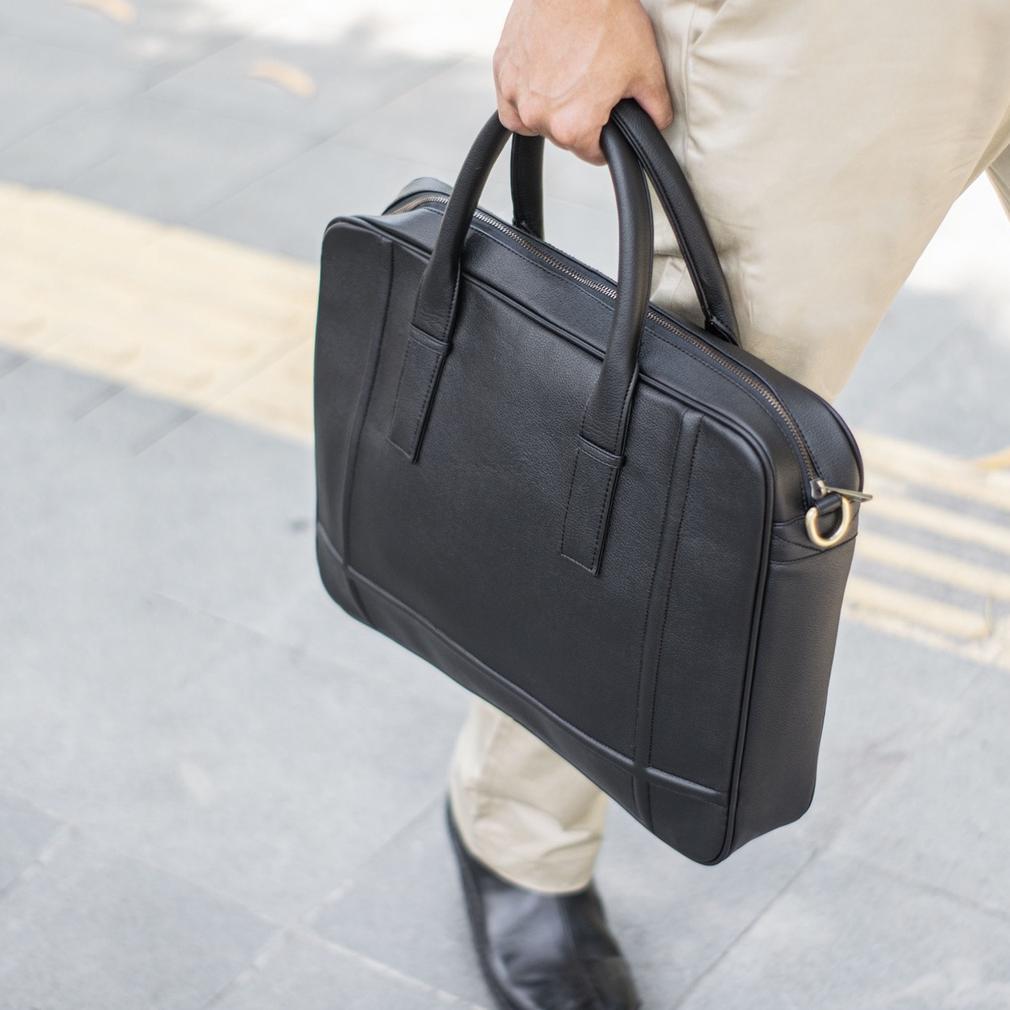 NEW Hassl Black Working Bag Tas Kerja Selempang Laptop dari The Daily Smith