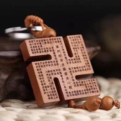 Aksesoris Gantungan Kunci Swastika Buddha / Hindu / Yoga Keren Elegant Unik Bahan Ukiran Kayu - Natu