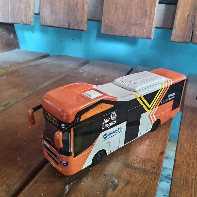 Miniatur Bus Transjakarta Oren