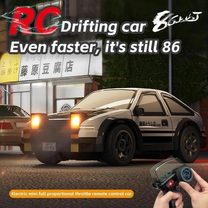 POKO Mobil RC Drift Mini 1/64, 4WD Kecepatan Tinggi - Remote Control AE86 dengan Lampu LED & Stiker 