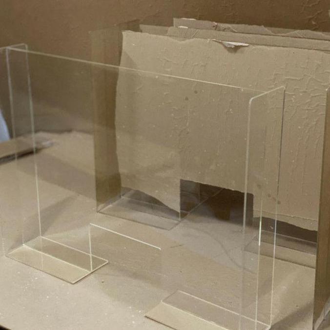 akrilik penyekat /pembatas meja kantor/kasir (80cmx60cm)