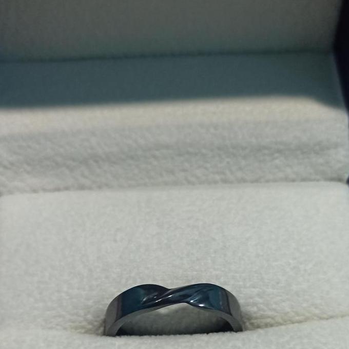 Cincin single black zirconium