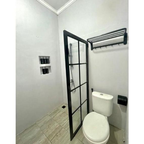 Sekat Kamar Mandi Alumunium dan Kaca 60x172